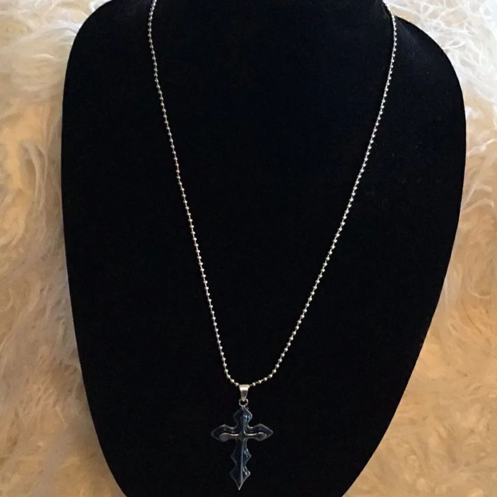 NWOT 3 dimensional cross neck chain in blue & silver with 22” chain